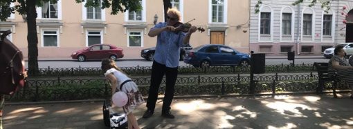 Скрипач с мировым именем играл на одесском бульваре, прикинувшись уличным музыкантом
