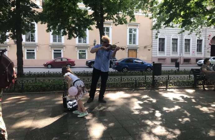 Скрипач с мировым именем играл на одесском бульваре, прикинувшись уличным музыкантом