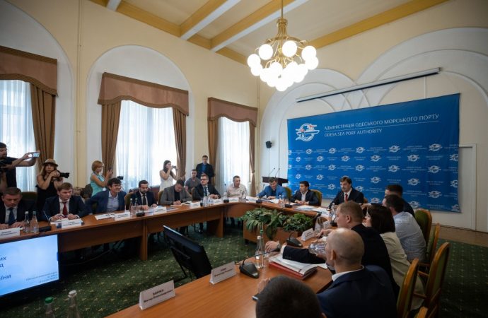 Губернатора не назначил, а главу ГФС решил уволить: как проходит визит президента в Одессу