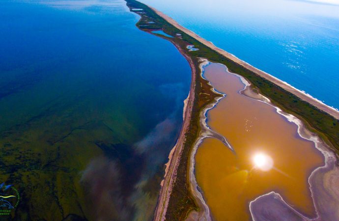 Как на Мальдивах: в Одесской области заповедные озера окрасились в коричневый и розовый оттенки