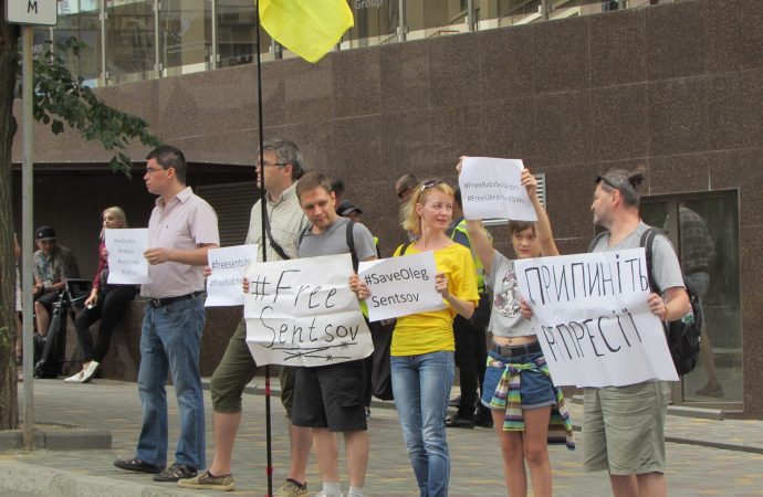 Олегу Сенцову 43: активисты провели очередной митинг возле Генконсульства РФ в Одессе