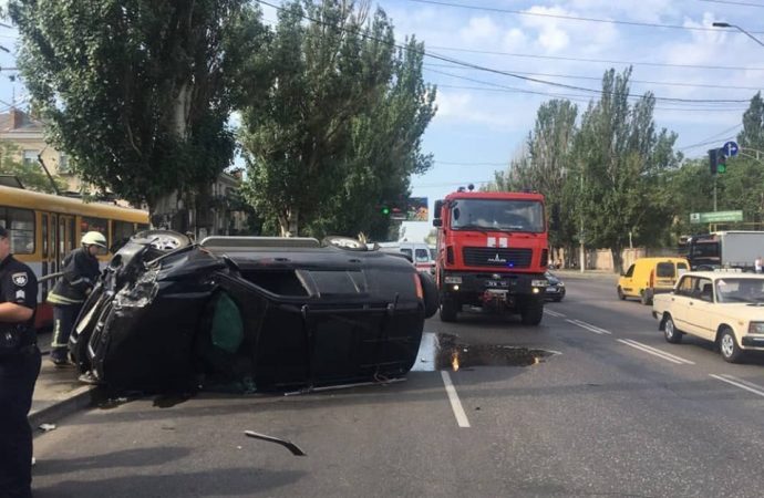 Крупное ДТП на Николаевской дороге: столкнулись внедорожник и микроавтобус