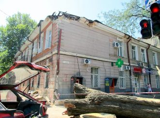 Шквалом ветра разрушена часть крыши дома в центре Одессы