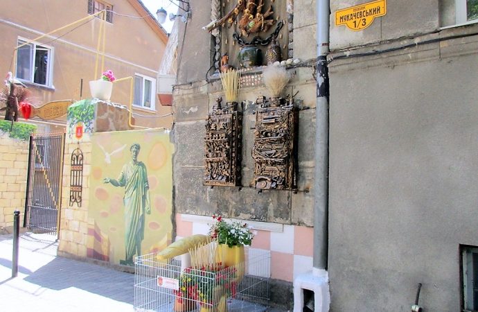 Вход во двор в Мукачевском переулке одесситы превратили в сказку