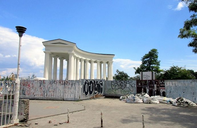 Проход между Воронцовским дворцом и колоннадой закрыли