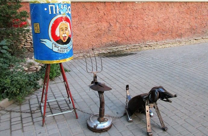 У одесского Дома клоунов появился железный пес с лопатой и вилами