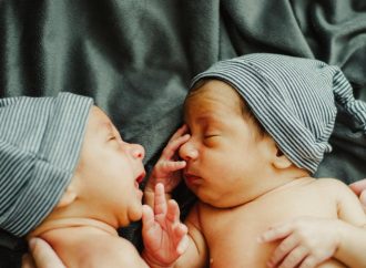Три пары близнецов за неделю: сколько новорожденных одесситов приняли роддома
