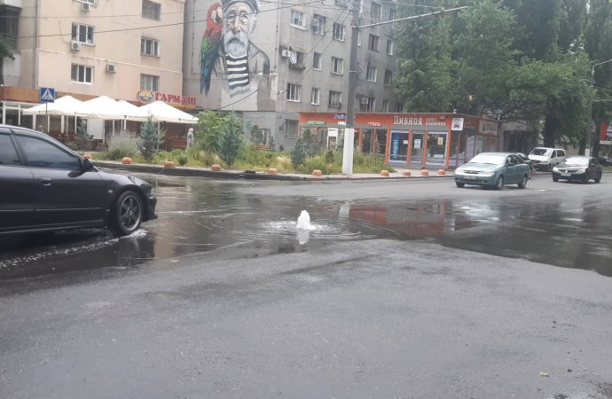 На Сегедской улице из-под асфальта бьет «фонтан» (ОБНОВЛЕНО: добавлены адреса отключения воды)