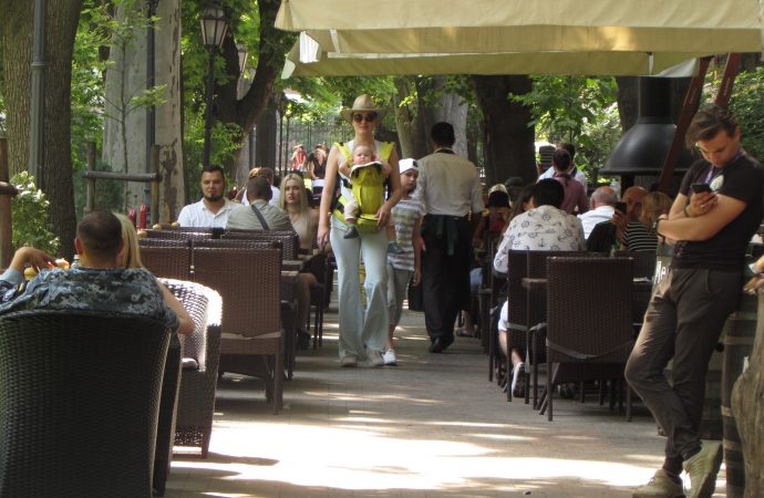Как пройти по Дерибасовской: летние площадки ресторанов заполонили тротуары