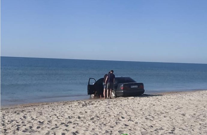 Очередного любителя помыть колёса в Чёрном море вытаскивали с пляжа трактором