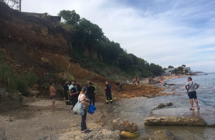 Оползень на пляже в Черноморке: спасатели ищут человека под завалами