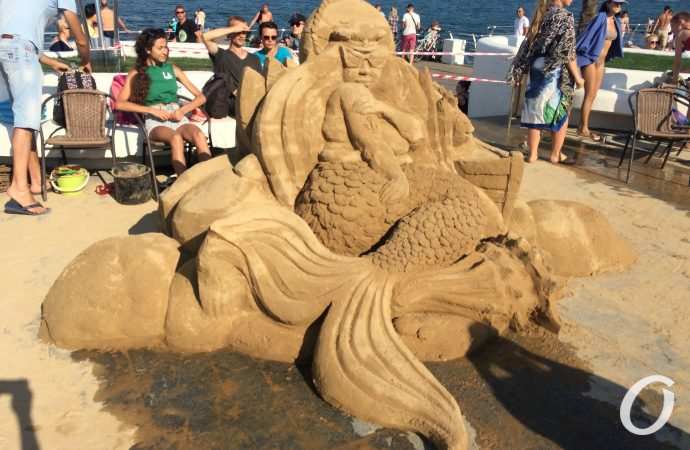 Набережную возле одесского дельфинария украсили скульптурами из озерного песка