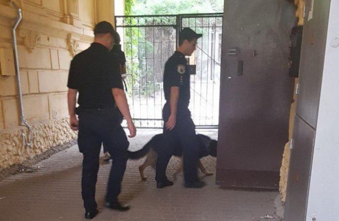 В Хозяйственном суде на проспекте Шевченко в Одессе ищут взрывчатку