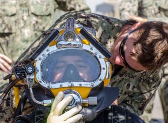 Учения «Си-Бриз»: военные водолозы «разминировали» корабль