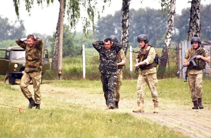 Киевлянин пытался обокрасть зенитно-ракетный склад в Одессе, но получил пулю в ногу