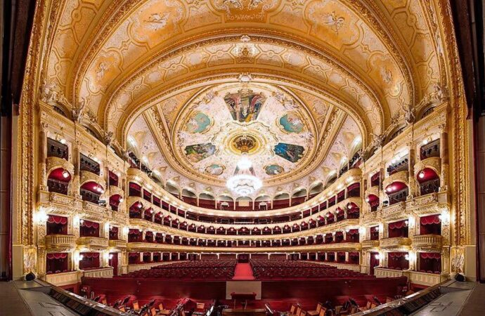 Одесский оперный театр приглашает на «Бархатный сезон»