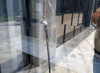 У Грецькому парку вандали розбили скло ліфта