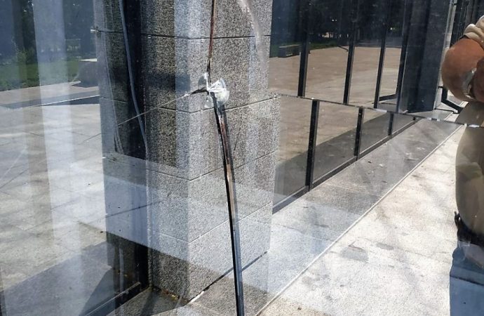 У Грецькому парку вандали розбили скло ліфта