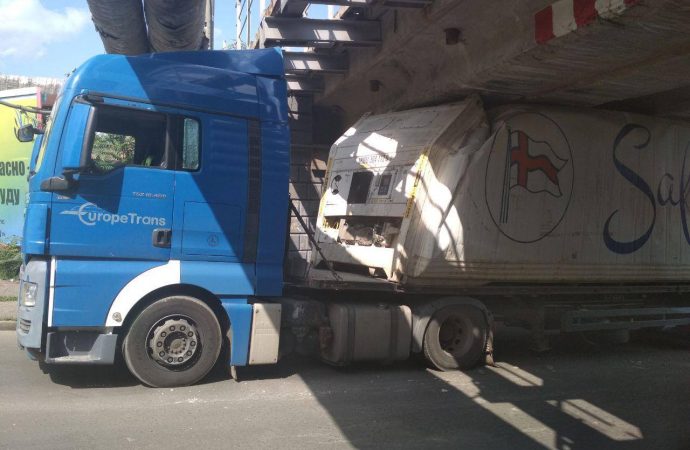 В Одесі вантажівка застрягла під залізничним мостом