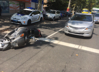 В Одесі внаслідок ДТП постраждала 9-річна пасажирка мопеду
