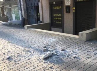 Одесситов в центре города напугал рухнувший с дома кусок карниза