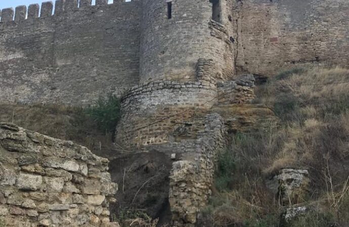 После ливней под Одессой спасают треснувшую по швам старинную крепость (фото)