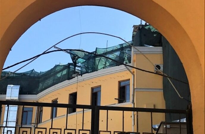 За спиной у Дюка: что происходит с историческим полуциркульным зданием в Одессе