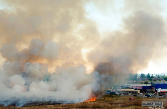 Сильный пожар в Одессе едва не уничтожил склады на «7 километре»