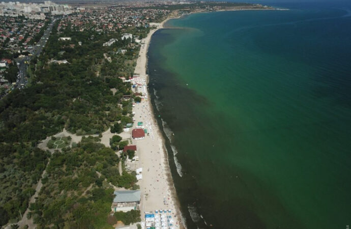Черное море почернело: вода на одесском пляже в Лузановке сильно потемнела