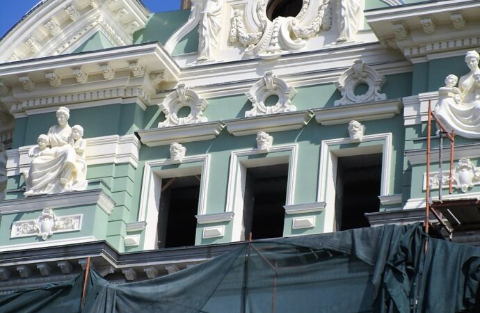 Дом Руссова: купола со шпилями, обновленный декор и таки зеленый фасад