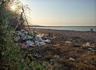 Пляж под Одессой утопает в мусоре и превращается в болото
