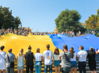 Над Потемкинской лестницей в Одессе растянули 28-метровый флаг (фотофакт)