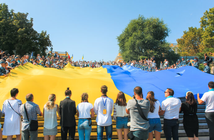 Над Потемкинской лестницей в Одессе растянули 28-метровый флаг (фотофакт)