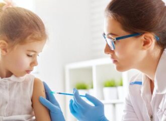 Вакцинуйте своїх дітей: освітяни та медики попередили, що дітей без щеплень не пускатимуть у освітні заклади