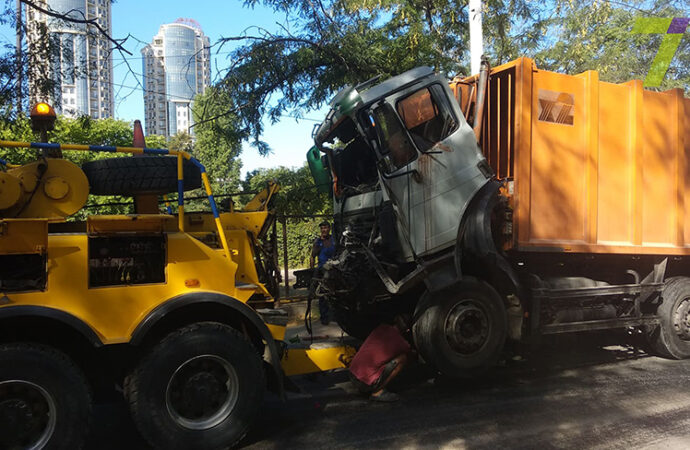В Одессе мусоровоз въехал в припаркованный грузовик