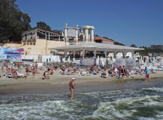 На декількох пляжах Одеси не радять купатися: морська вода не відповідає нормам