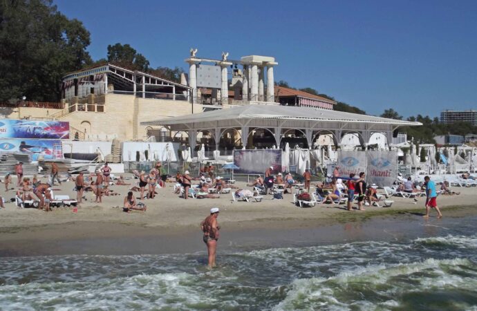 На декількох пляжах Одеси не радять купатися: морська вода не відповідає нормам