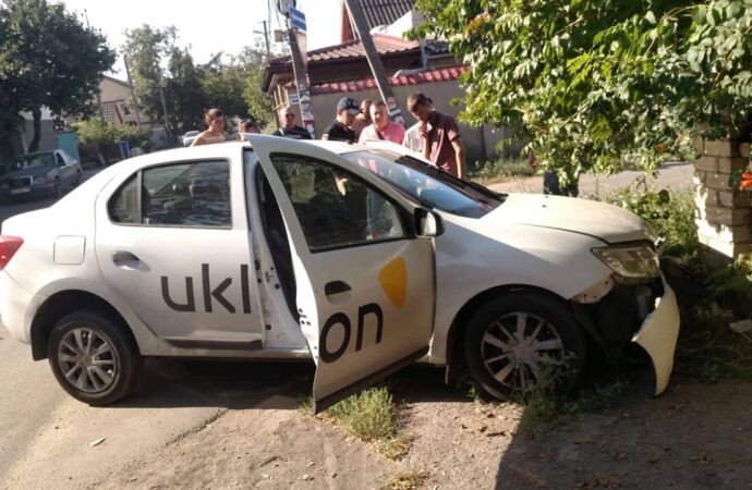 В Одессе такси попало в аварию: водитель угодил в больницу