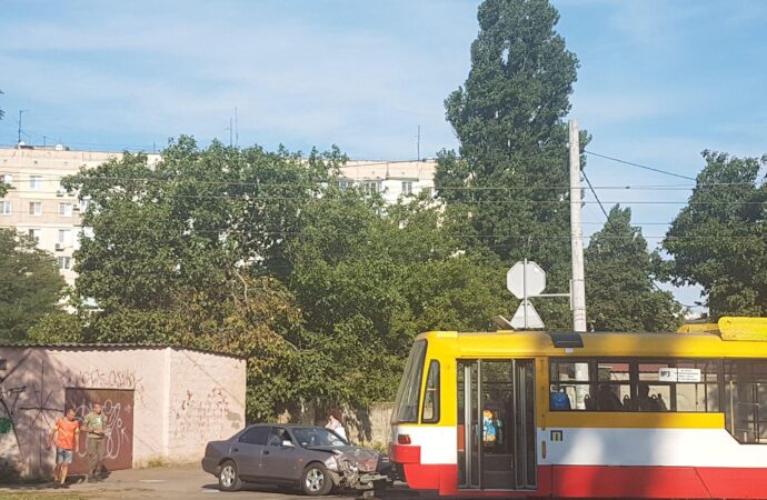 На Люстдорфской дороге в Одессе из-за аварии застряли трамваи (фото)