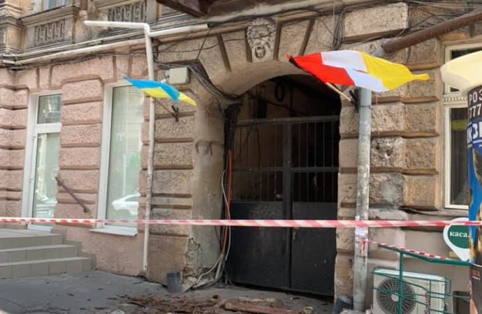 В центре Одессы рухнул балкон исторического здания