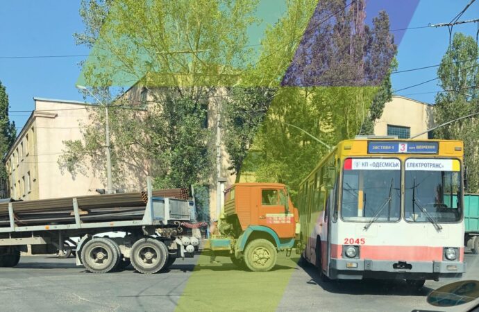 В Одесі на перехресті вантажівка в’їхала у тролейбус №3