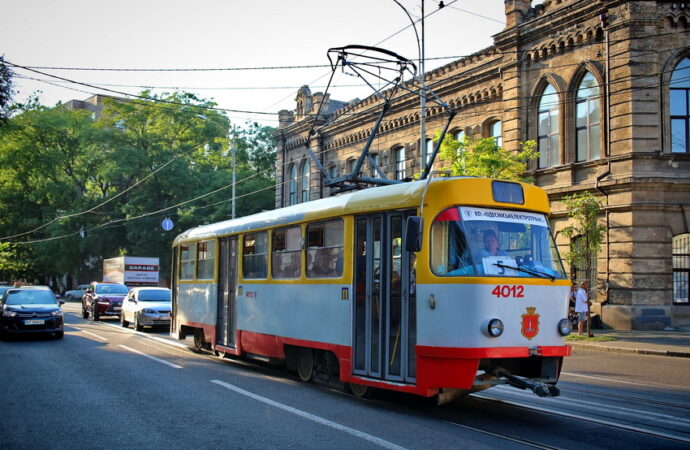 Пасажирів у Одесі здивували фотовиставкою до Дня прапора в трамваї