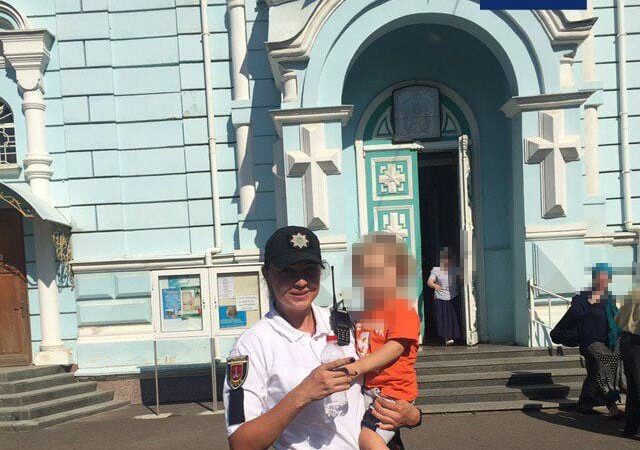 В Одессе двухлетний малыш сам разгуливал по кладбищу
