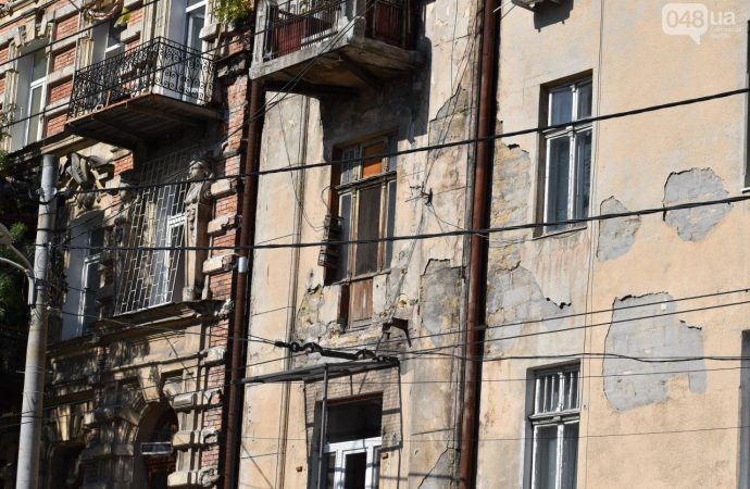 Стихия в Одессе оставила памятник архитектуры без балкона