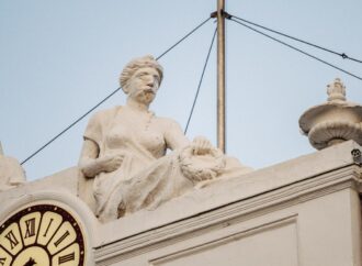 «Відреставрували» скотчем: в Одесі рушиться скульптура на фасаді будівлі міської ради