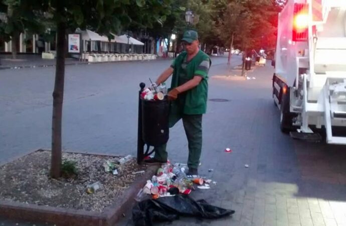 В праздничные дни Одессу усиленно убирают от мусора