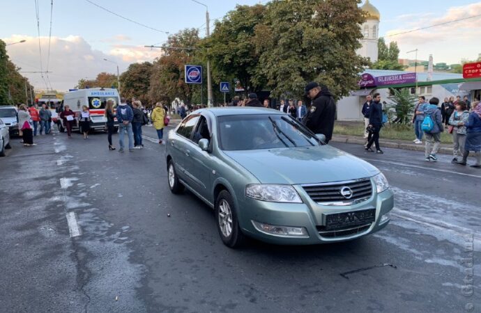 В Одессе автомобилист сбил участника митинга и наехал на оперативника