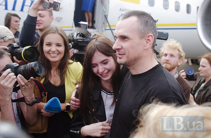 В Украину из России вернулись политзаключенные и пленные моряки (фото, видео)