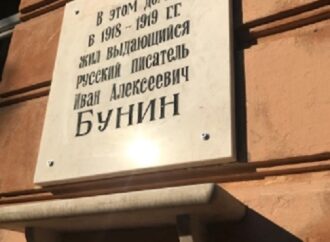 Одессит за свой счет восстановил мемориальную табличку в честь известного писателя
