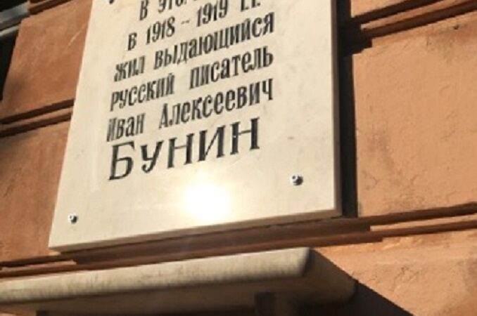 Одессит за свой счет восстановил мемориальную табличку в честь известного писателя